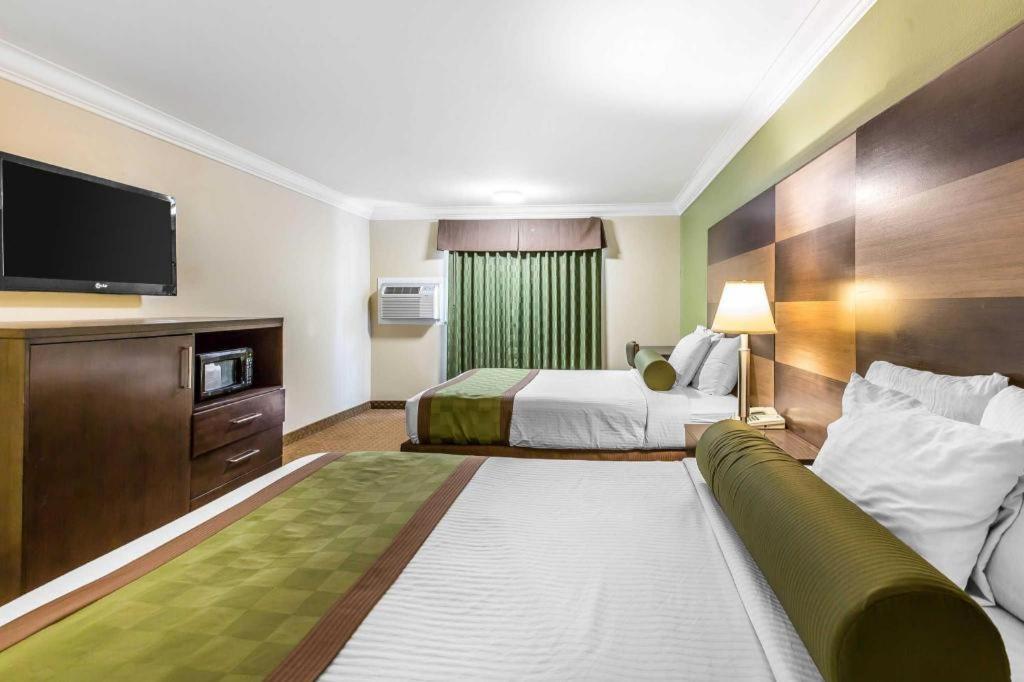 Hotel Rodeway & Canyon Lake-menifee West 2*