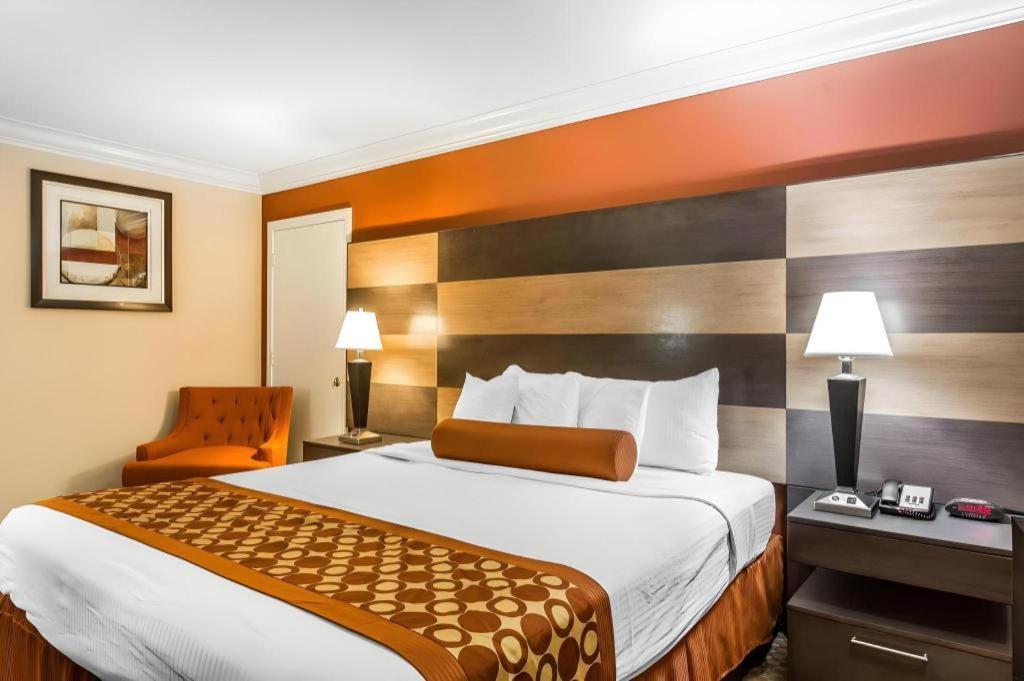 Rodeway & Canyon Lake-menifee West Hotel
