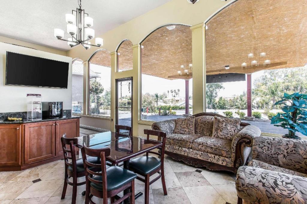 Rodeway & Canyon Lake-menifee West
