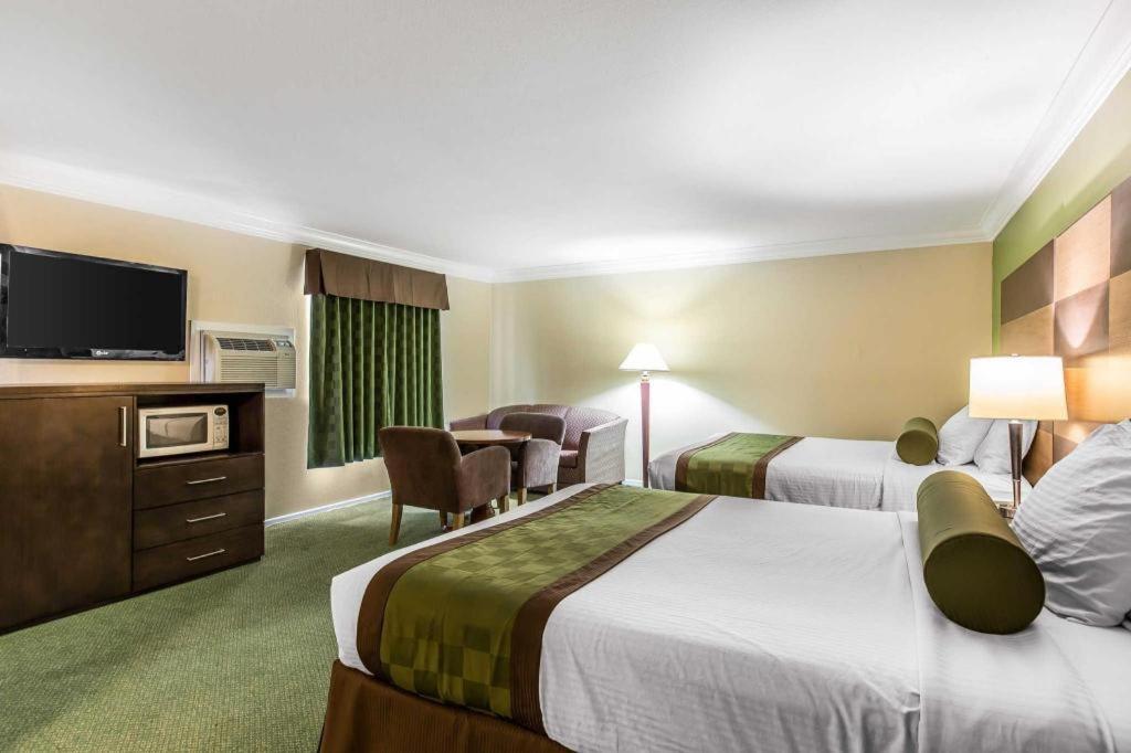 Rodeway & Canyon Lake-menifee West Hotel