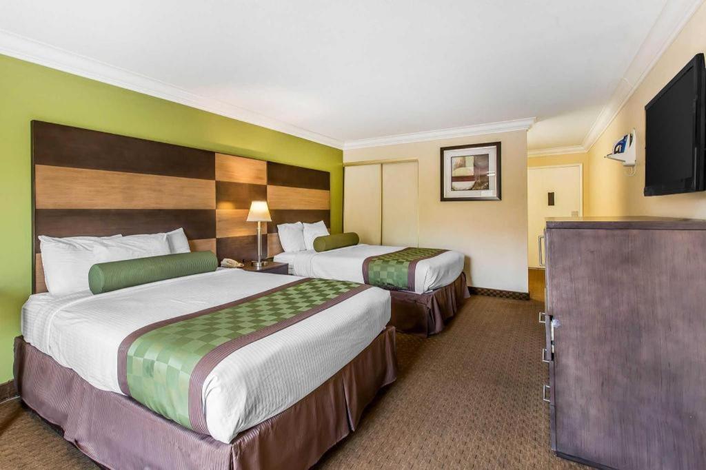 Rodeway & Canyon Lake-menifee West Hotel 2*