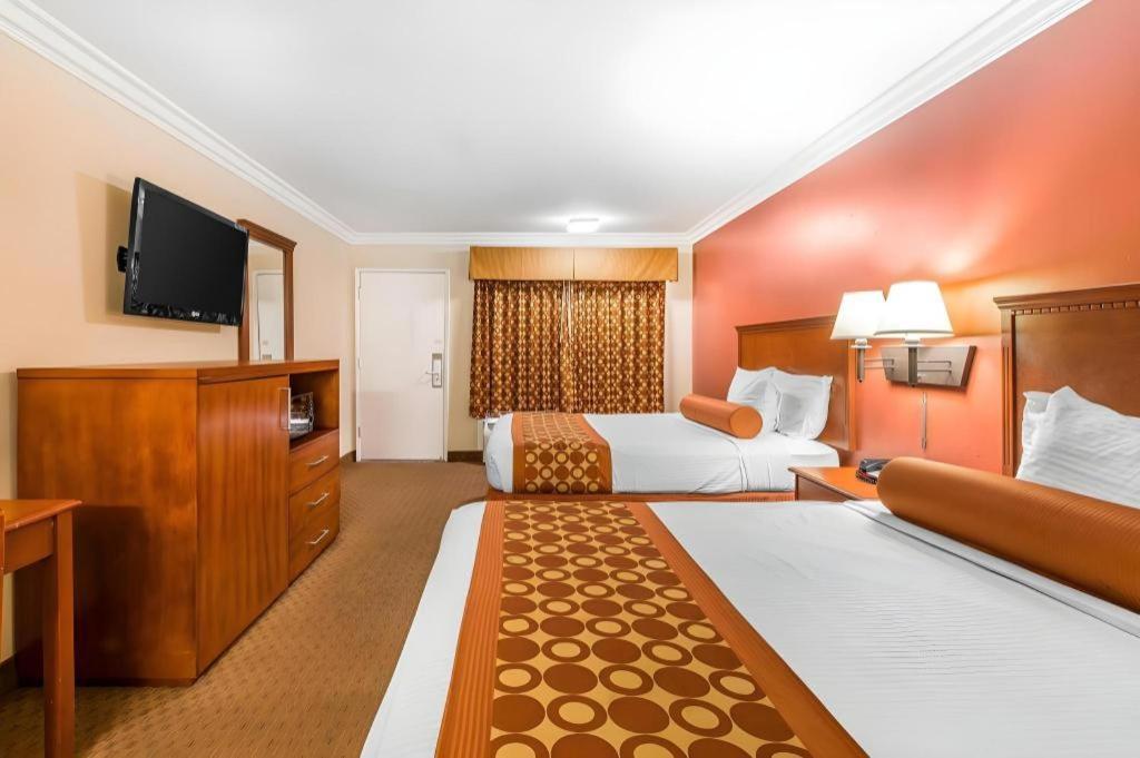 Rodeway & Canyon Lake-menifee West 2*