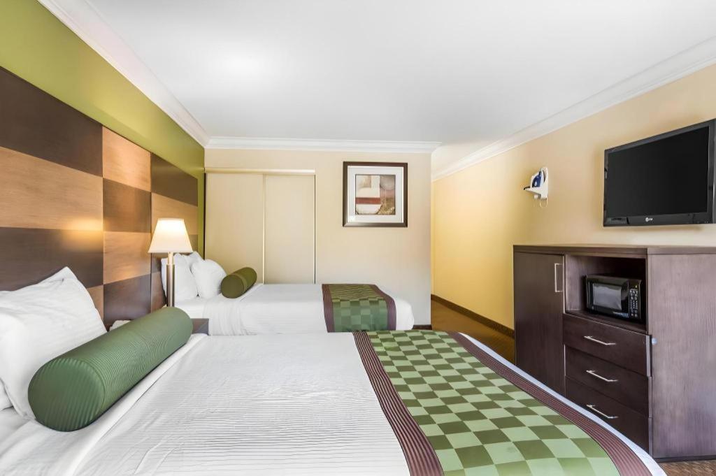 Rodeway & Canyon Lake-menifee West 2*