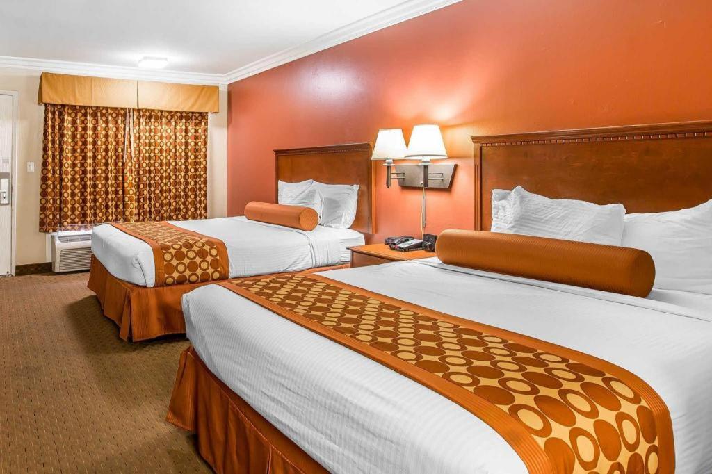Rodeway & Canyon Lake-menifee West 2*