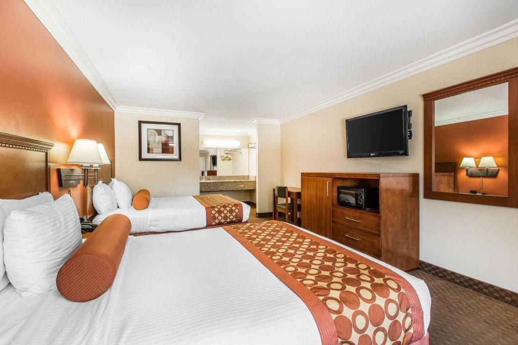 Hotel Rodeway & Canyon Lake-menifee West 2*