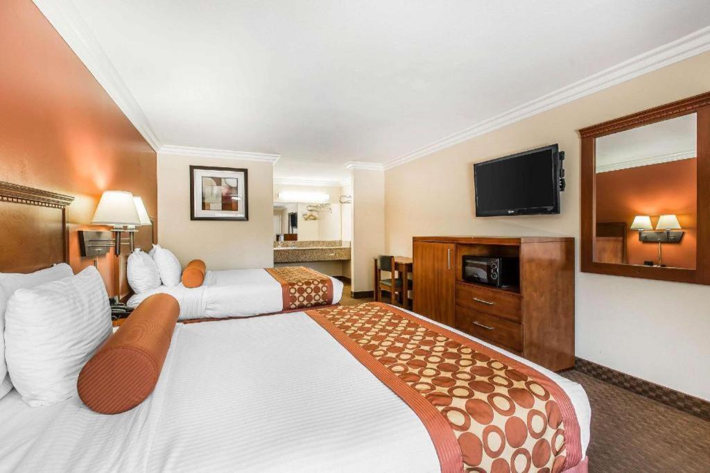 Rodeway & Canyon Lake-menifee West 2*