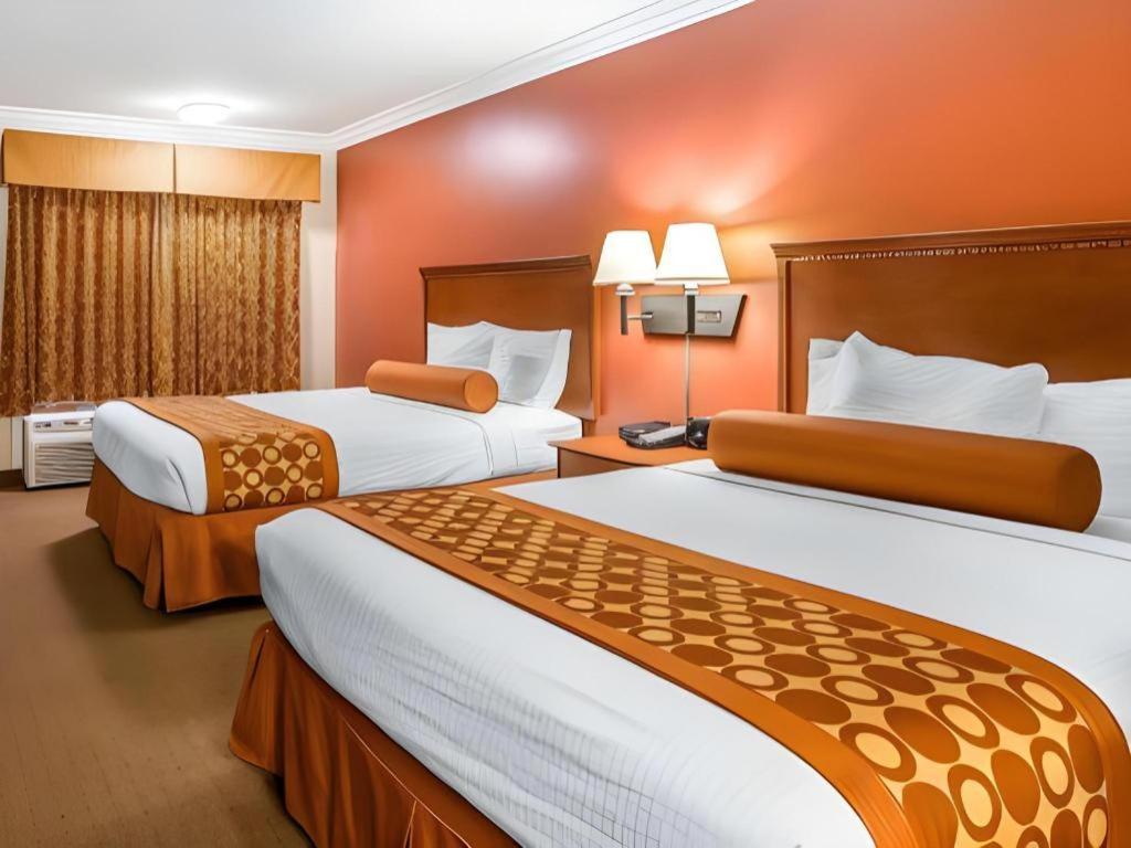 Hotel Rodeway & Canyon Lake-menifee West 2*